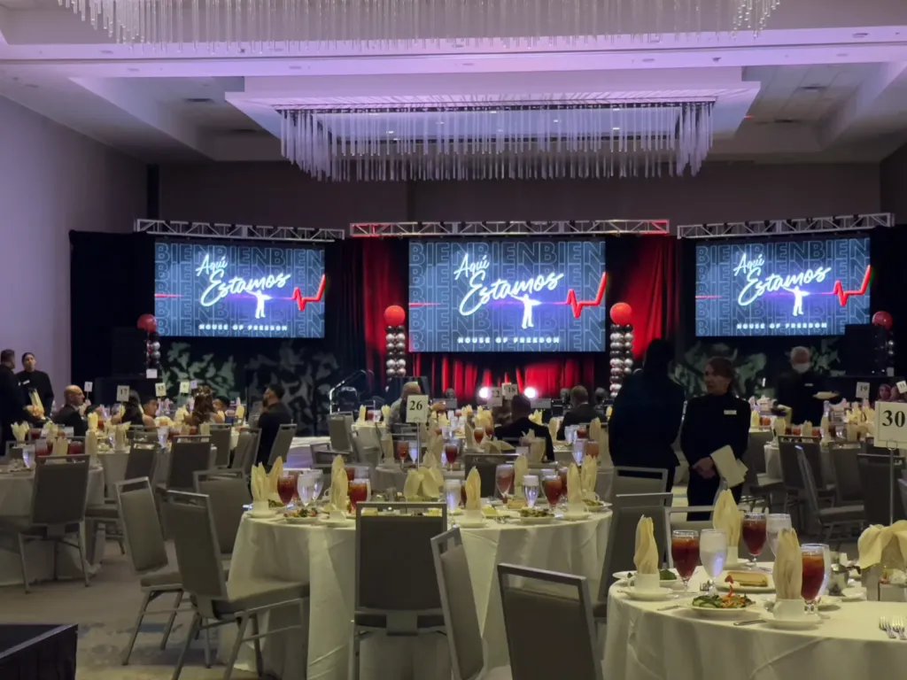 Corporate gala with three LED screens and event lighting